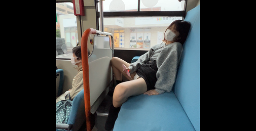 乗客がいるバスの車内で行われた露出羞恥ぷれい。